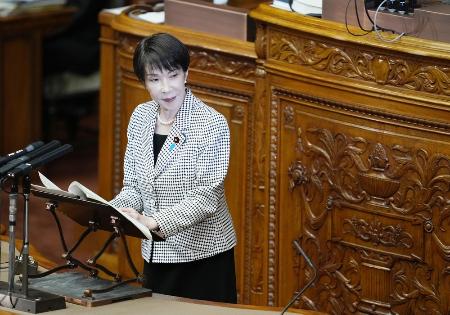 参院本会議で参政党の塩入清香氏の質問に答弁する高市早苗首相＝２３日