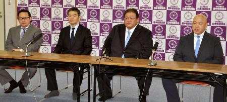 新理事に就任し、記者会見する（左から）尾上親方、片男波親方、追手風親方、藤島親方＝２５日、大阪市内