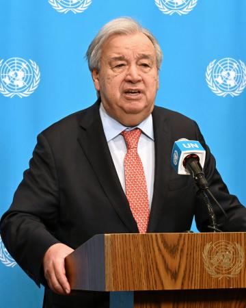 ２５日、ニューヨークの国連本部で記者団に話すグテレス事務総長（共同）　
