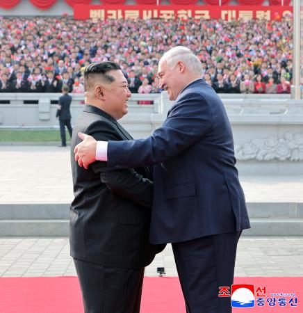 訪朝したベラルーシのルカシェンコ大統領（右）を歓迎する金正恩朝鮮労働党総書記＝２５日、平壌の金日成広場（朝鮮中央通信＝共同）