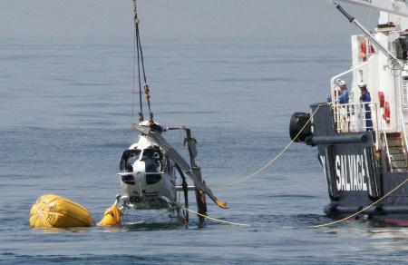 海上から回収される医療搬送用ヘリコプター＝昨年４月、福岡県宗像市沖（唐津海上保安部提供）