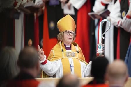 ２５日、就任式に臨む英国国教会の最高位聖職者サラ・ムラーリー・カンタベリー大主教＝英南東部カンタベリー（ゲッティ＝共同）
