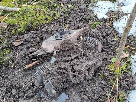 ２５日、ラトビア南部に墜落した無人機の部品（ラトビア軍提供、ロイター＝共同）