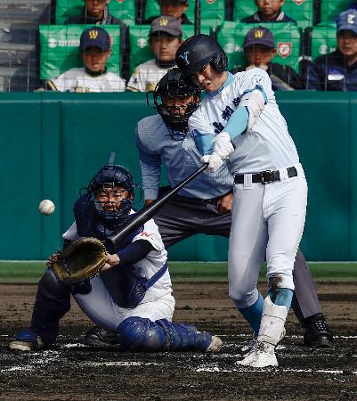 大垣日大―山梨学院　７回裏山梨学院２死満塁、石井が中前に勝ち越しの２点打を放つ。捕手高田＝甲子園