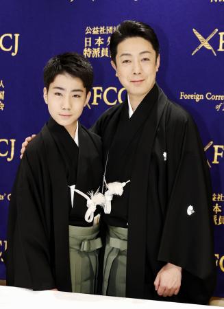 日本外国特派員協会での記者会見を前に撮影に応じる、八代目尾上菊五郎さん（右）と六代目尾上菊之助さん＝２６日午前、東京都千代田区