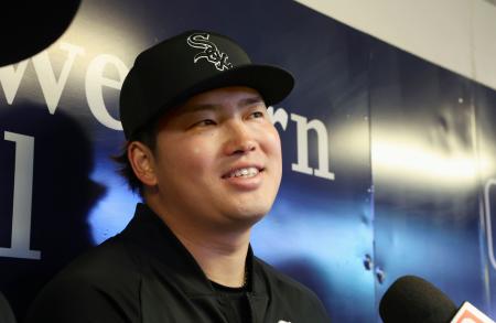 取材に応じるホワイトソックス・村上＝ミルウォーキー（共同）