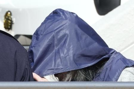 ２月、送検のため福岡・早良署を出る吉井辰夫容疑者