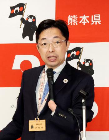 記者会見する熊本県の木村敬知事＝２６日午前、熊本県庁