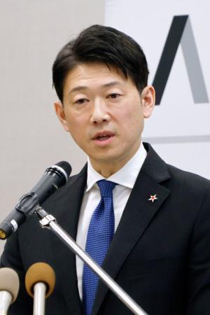 記者会見する今津寛介旭川市長＝２６日午後、北海道旭川市