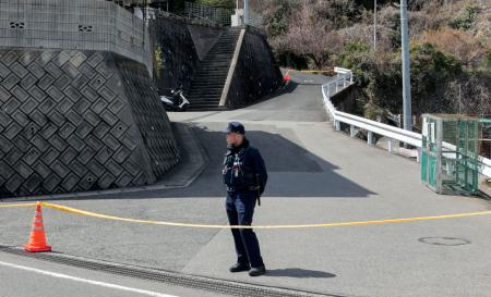 規制線が張られた事件現場付近＝２６日午後０時４５分、広島県呉市