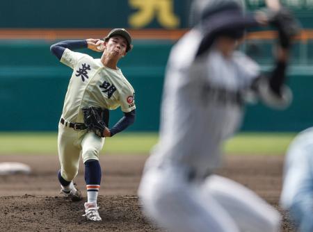 東北戦で完投した英明・松本倫＝甲子園