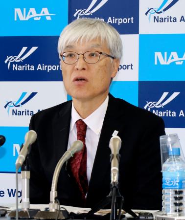 記者会見するＮＡＡの藤井直樹社長＝２６日午前、成田空港