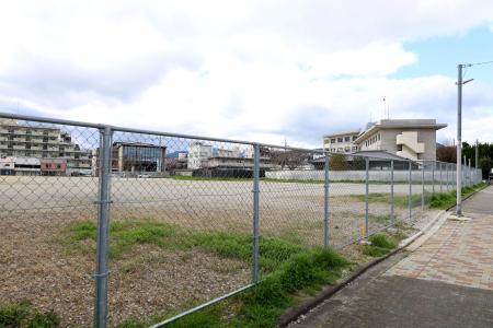 文化庁が新設を目指す国立「文化財修理センター」の建設地とする方針を固めた京都府警宿舎跡地＝２６日午後、京都市上京区