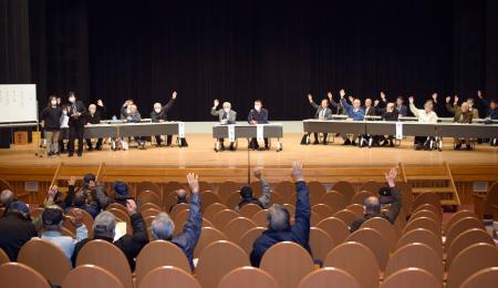 球磨川漁協の総会で行われた、漁業補償金の配分案の賛否を問う採決＝２６日午後、熊本県八代市