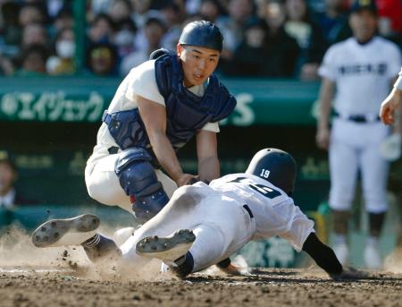 三重―大阪桐蔭　９回裏三重２死二塁、秋山の左前打で本塁を突いた二走中森をタッチアウトにする捕手藤田＝甲子園