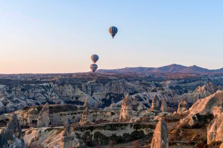トルコ中部カッパドキアの空に浮かぶ気球=17日(共同)