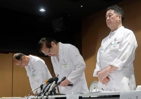 記者会見で謝罪する兵庫県立はりま姫路総合医療センターの木下芳一院長（中央）ら＝２６日午後、兵庫県姫路市