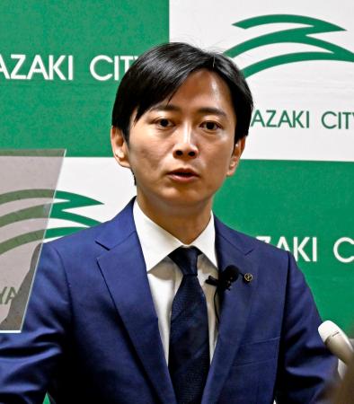 記者会見する宮崎市の清山知憲市長＝２６日午前、宮崎市役所