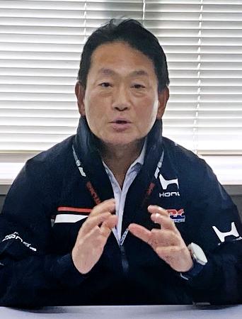 取材に応じるホンダ・レーシング（ＨＲＣ）の渡辺康治社長＝２６日、三重県鈴鹿サーキット