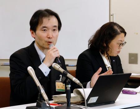 全庁的なハラスメント被害の調査結果概要を公表する福井県の担当者=26日午後、福井県庁