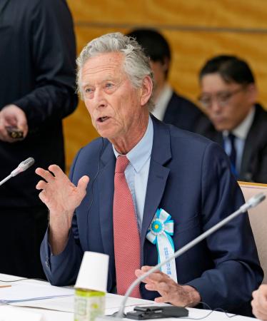 経済財政諮問会議であいさつするＭＩＴのオリビエ・ブランシャール名誉教授＝２６日午後、首相官邸