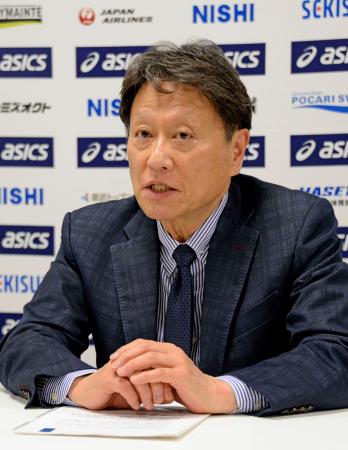 理事会後に記者会見する日本陸連の田崎博道専務理事＝２６日、東京都新宿区