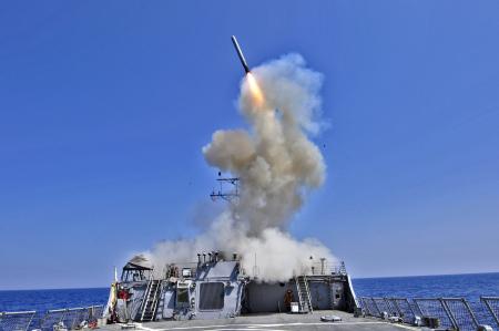 米ミサイル駆逐艦から発射された、巡航ミサイル「トマホーク」=2011年3月(米海軍提供・ゲッティ=共同)