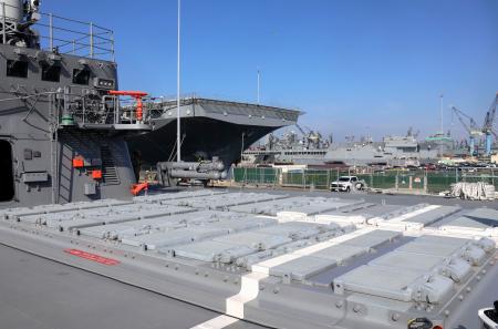 海上自衛隊のイージス艦「ちょうかい」のトマホーク発射装置=26日、米サンディエゴの海軍基地(共同)