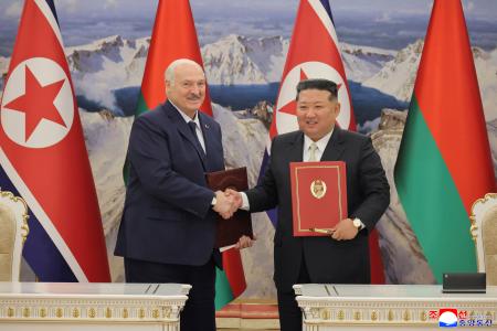 握手するベラルーシのルカシェンコ大統領（左）と北朝鮮の金正恩朝鮮労働党総書記＝２６日（朝鮮中央通信＝共同）