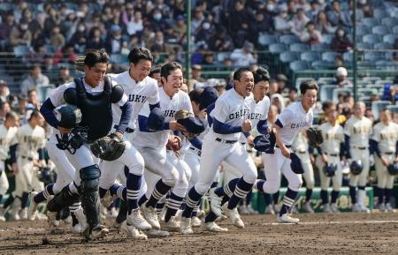 八戸学院光星に勝利し、駆け出す中京大中京ナイン＝甲子園
