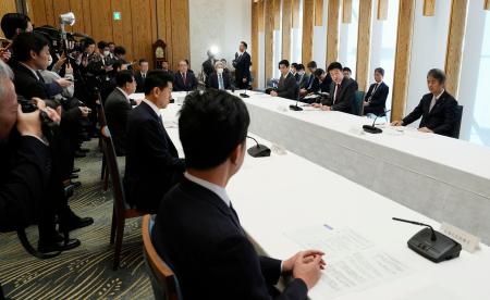首相官邸で開かれたクマ対策の関係閣僚会議＝２７日午前