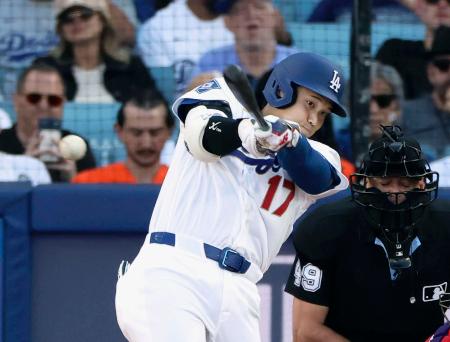 ダイヤモンドバックス戦の1回、右前打を放つドジャース・大谷=ロサンゼルス(共同)