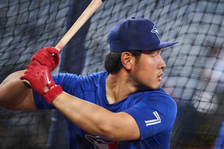 開幕戦を翌日に控え打撃練習をするブルージェイズ・岡本＝２６日、トロント（カナディアンプレス提供・ＡＰ＝共同）