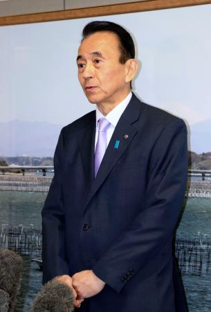 記者団の取材に応じる静岡県の鈴木康友知事＝２７日午前、静岡県庁