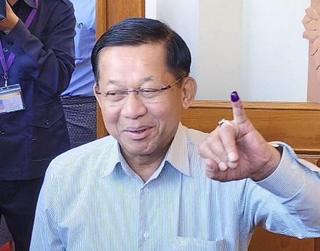 ２０２５年１２月、ミャンマーの首都ネピドーで総選挙の投票を終えたミンアウンフライン国軍総司令官（共同）