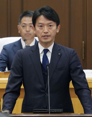 ２５日、兵庫県議会の定例会本会議で発言する斎藤元彦知事