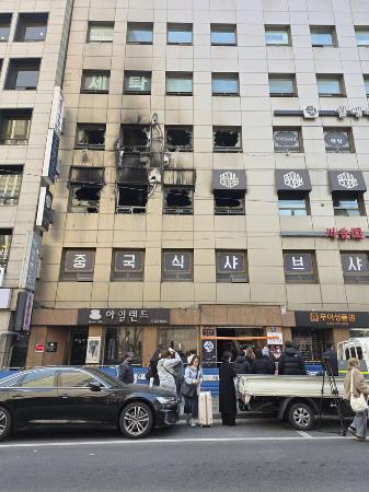 １４日に火災が発生したカプセルホテルが入るビル＝１６日、ソウル