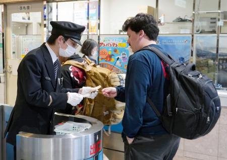 JR徳島駅で乗客の切符を確認する駅員=26日