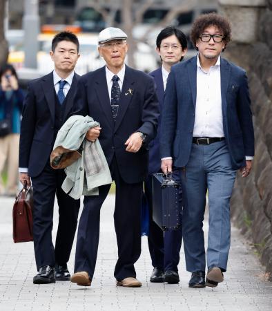 猟銃所持許可取り消しを巡る訴訟の上告審のため、最高裁に向かう北海道猟友会砂川支部長の池上治男さん(手前左)ら=27日午後