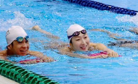 競泳の合宿で練習する池江璃花子（右）＝東京都内
