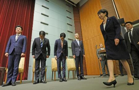 衆院解散を表明する記者会見に臨む高市首相＝１月、首相官邸