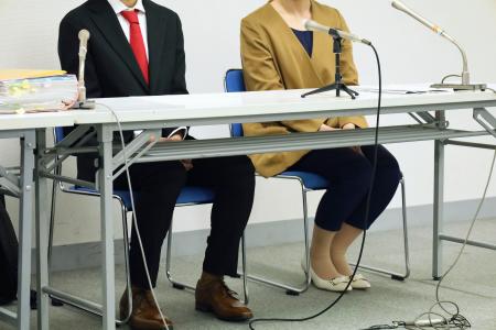 判決後、記者会見する原告の男性(左)と母親=27日午後、横浜市中区
