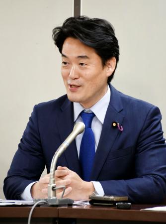　記者会見する立憲民主党の小西洋之参院議員＝２７日午後、東京・霞が関の司法記者クラブ