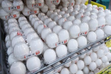 東京都練馬区のスーパー「アキダイ」関町本店に並ぶ卵パック＝２０２４年１０月