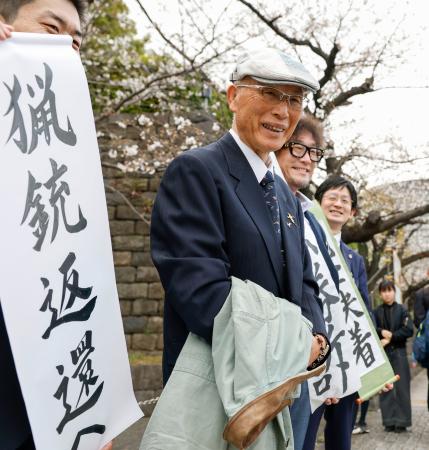 猟銃所持許可取り消しを巡る訴訟の最高裁判決で勝訴し、取材に応じる北海道猟友会砂川支部長の池上治男さん=27日午後、東京都千代田区