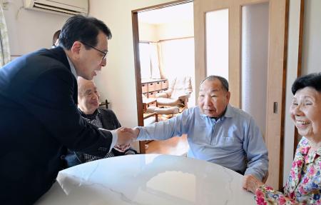 袴田巌さんと握手を交わす村山浩昭元裁判官（左）＝２７日午後、浜松市