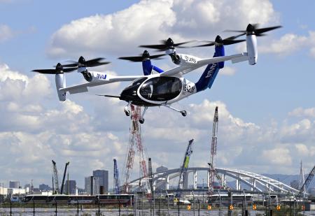 デモ飛行が行われたジョビー・アビエーションの「Joby S4」=2025年9月、大阪市此花区の夢洲