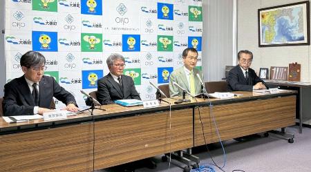 神奈川県大磯町立小のいじめ事案を巡り、同町が開いた記者会見＝２７日午後