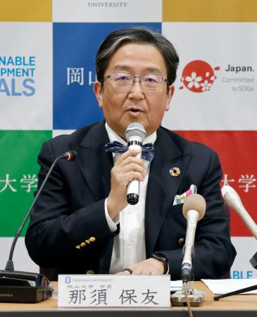 記者会見で授業料値上げについて説明する岡山大の那須保友学長＝２７日午後、岡山市北区