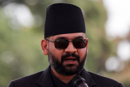 就任宣誓するバレンドラ・シャハ氏＝２７日、ネパール・カトマンズ（ロイター＝共同）